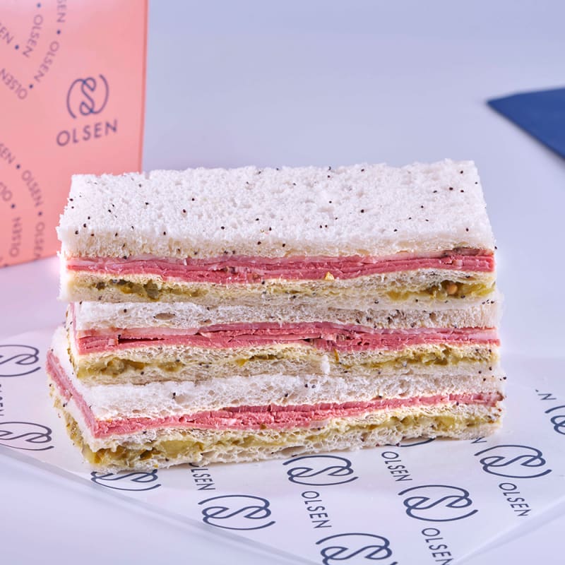 Sándwich Pastrami a la mostaza y pepinillos